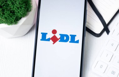 New York, ABD - 1 Ağustos 2024: Telefon Ekranında Lidl Logosu, Ekranda Şirket Simgesi.