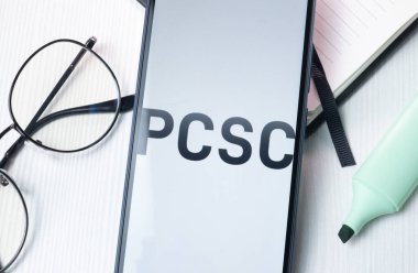 New York, ABD - 1 Ağustos 2024: PCSC Logosu Telefon Ekranında, Şirket Simgesi Ekranda.