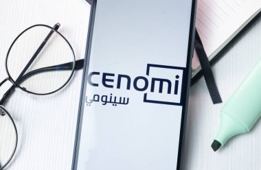 New York, ABD - 1 Ağustos 2024: Cenomi Merkezi Logosu Telefon Ekranında, Şirket Simgesi Ekranda.