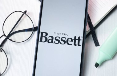 New York, ABD - 1 Ağustos 2024: Bassett Mobilya Logosu Telefon Ekranı, Şirket Simgesi Ekranda.