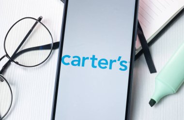 New York, ABD - 1 Ağustos 2024: Carters Logosu Telefon Ekranında, Şirket Simgesi Ekranda.