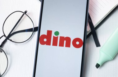 New York, ABD - 1 Ağustos 2024: Dino Logosu Telefon Ekranında, Şirket Simgesi Ekranda.