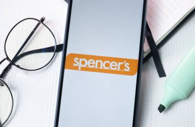 New York, ABD - 1 Ağustos 2024: Spensters Retail Logo on Phone Screen, Company Icon on Explay.