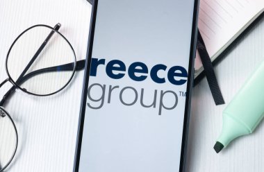 New York, ABD - 1 Ağustos 2024: Reece Group Logosu Telefon Ekranında, Şirket Simgesi Ekranda.