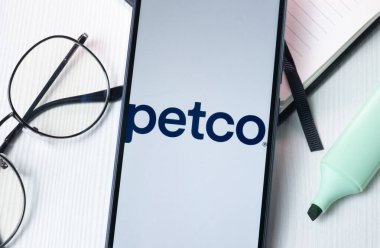 New York, ABD - 1 Ağustos 2024: Petco Logosu Telefon Ekranında, Şirket Simgesi Ekranda.
