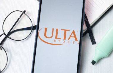 New York, ABD - 1 Ağustos 2024: ULTA Telefon Ekranında Güzellik Logosu, Ekranda Şirket Simgesi.