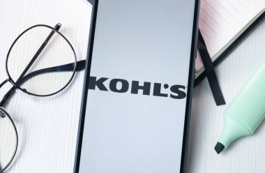 New York, ABD - 1 Ağustos 2024: Telefon Ekranında Kohls Logosu, Ekranda Şirket Simgesi.