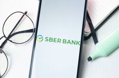 New York, ABD - 1 Ağustos 2024: Telefon Ekranında Sberbank Logosu, Ekranda Şirket Simgesi.