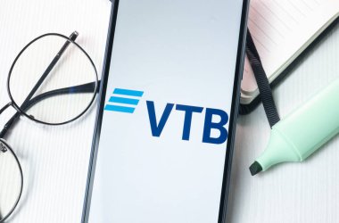 New York, ABD - 1 Ağustos 2024: VTB Banka Logosu Telefon Ekranı, Şirket Simgesi Ekranda.