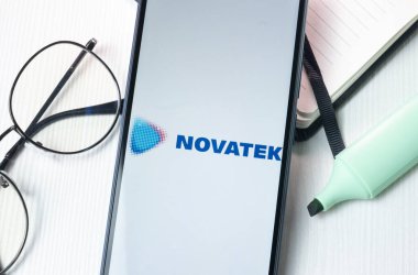 New York, ABD - 1 Ağustos 2024: Novatek Logosu Telefon Ekranı, Şirket Simgesi Ekranda.