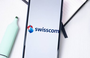 New York, ABD - 1 Ağustos 2024: Swisscom Logosu Telefon Ekranında, Şirket Simgesi Ekranda.