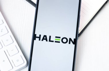 New York, ABD - 1 Ağustos 2024: Telefon Ekranında Haleon Logosu, Ekranda Şirket Simgesi.