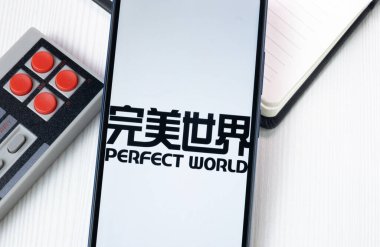 New York, ABD - 1 Ağustos 2024: Mükemmel Dünya Eğlence Logosu Telefon Ekranında, Şirket Simgesi Ekranda.