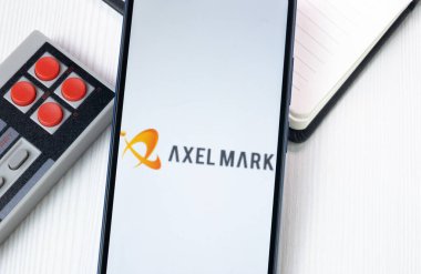 New York, ABD - 1 Ağustos 2024: Axel Mark Logosu Telefon Ekranı, Şirket Simgesi Ekranda.