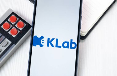 New York, ABD - 1 Ağustos 2024: Telefon Ekranında KLab Logosu, Ekranda Şirket Simgesi.