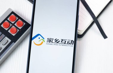 New York, ABD - 1 Ağustos 2024: Homeland Interactive Technology Logo on Phone Screen, Company Icon on Explay.