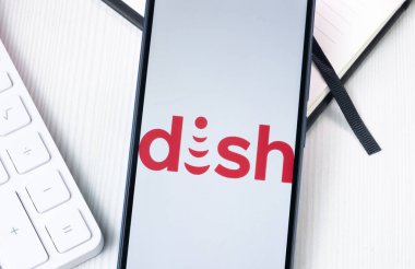 New York, ABD - 1 Ağustos 2024: Tabak Ağı Logosu Telefon Ekranında, Şirket Simgesi Ekranda.