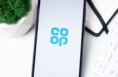 New York, ABD - 1 Ağustos 2024: Telefon Ekranında Kooperatif Logosu, Ekranda Şirket Simgesi.