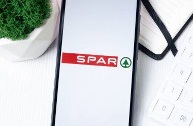 New York, ABD - 1 Ağustos 2024: SPAR Logosu Telefon Ekranında, Şirket Simgesi Ekranda.
