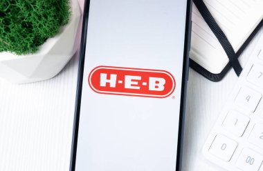 New York, ABD - 1 Ağustos 2024: HEB Logosu Telefon Ekranında, Şirket Simgesi Ekranda.