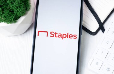 New York, ABD - 1 Ağustos 2024: Telefon Ekranında Staples Logosu, Ekranda Şirket Simgesi.
