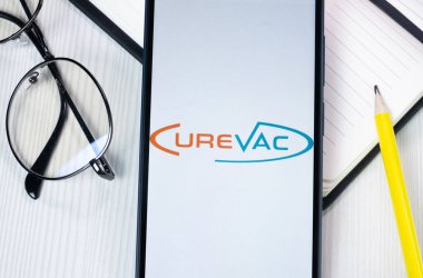 New York, ABD - 1 Ağustos 2024: Telefon Ekranında Curevac Logosu, Ekranda Şirket Simgesi.