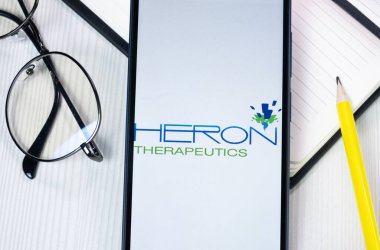 New York, ABD - 1 Ağustos 2024: Heron Therapeutics Logo on Phone Screen, Company Icon on Explay.