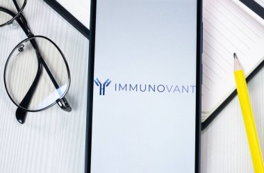 New York, ABD - 1 Ağustos 2024: Telefon Ekranında İmmünovant Logosu, Şirket Simgesi Ekranda.