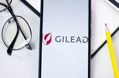 New York, ABD - 1 Ağustos 2024: Gilead Sciences Logo on Phone Screen, Company Icon on Explay.