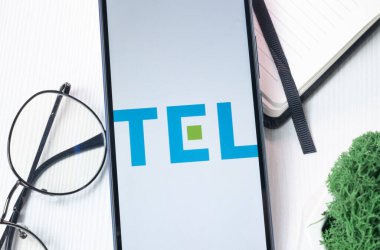 New York, ABD - 1 Ağustos 2024: Tokyo Elektron TEL Logosu Telefon Ekranında, Şirket Simgesi Ekranda.