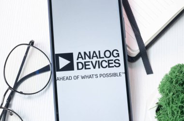 New York, ABD - 1 Ağustos 2024: Telefon Ekranında Analog Aygıtları Logosu, Görünümdeki Şirket Simgesi.