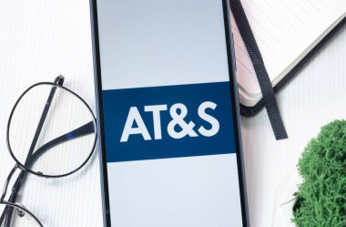 New York, ABD - 1 Ağustos 2024: AT S Avusturya Teknoloji Sistemi Logosu Telefon Ekranı, Şirket Simgesi Ekranda.