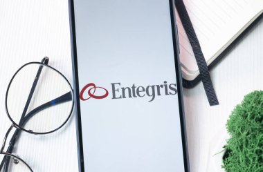 New York, ABD - 1 Ağustos 2024: Telefon Ekranında Entegris Logosu, Ekranda Şirket Simgesi.