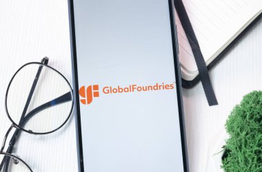 New York, ABD - 1 Ağustos 2024: GlobalFoundries Logo on Phone Screen, Company Icon on Explay.