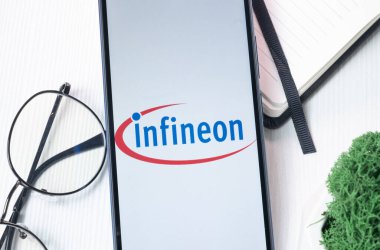 New York, ABD - 1 Ağustos 2024: Telefon Ekranında Infineon Logosu, Ekranda Şirket Simgesi.