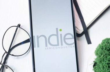 New York, ABD - 1 Ağustos 2024: Indie Semiconductor Logo on Phone Screen, Company Icon on Explay.