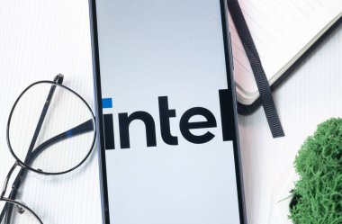 New York, ABD - 1 Ağustos 2024: Telefon Ekranında Intel Logosu, Ekranda Şirket Simgesi.