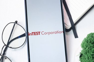 New York, ABD - 1 Ağustos 2024: Telefon Ekranında InTEST Şirket Logosu, Görünümdeki Şirket Simgesi.