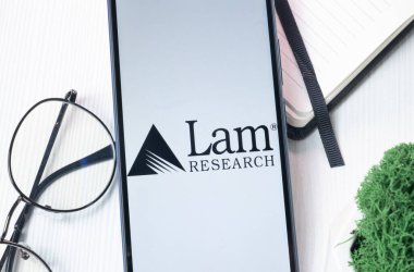 New York, ABD - 1 Ağustos 2024: Telefon Ekranında Lam Araştırma Logosu, Ekranda Şirket Simgesi.