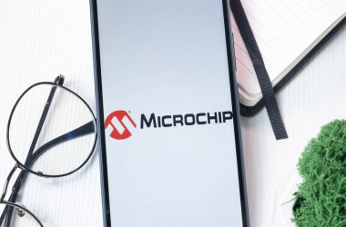 New York, ABD - 1 Ağustos 2024: Mikroçip Teknoloji Logosu Telefon Ekranında, Şirket Simgesi Ekranda.