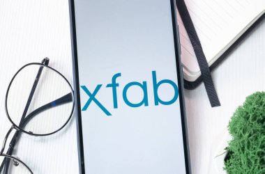 New York, ABD - 1 Ağustos 2024: X-FAB Silikon Dökümhanesi Logosu Telefon Ekranında, Şirket Simgesi Görünümünde.