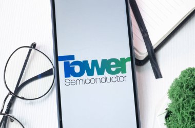 New York, ABD - 1 Ağustos 2024: Tower Semiconductor Logo on Phone Screen, Company Icon on Explay.