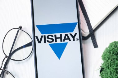 New York, ABD - 1 Ağustos 2024: Vishay Intertechnology Logo on Phone Screen, Company Icon on Explay.