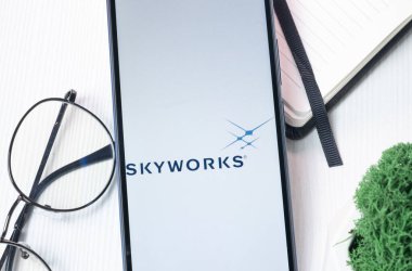 New York, ABD - 1 Ağustos 2024: Skyworks Solutions Logo on Phone Screen, Company Icon on Explay.