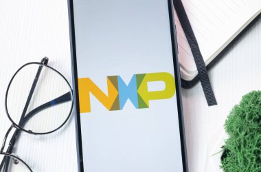 New York, ABD - 1 Ağustos 2024: Telefon Ekranında NXP Yarı iletkenleri Logosu, Görünümdeki Şirket Simgesi.