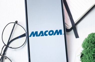 New York, ABD - 1 Ağustos 2024: Telefon Ekranında MACOM Logosu, Ekranda Şirket Simgesi.