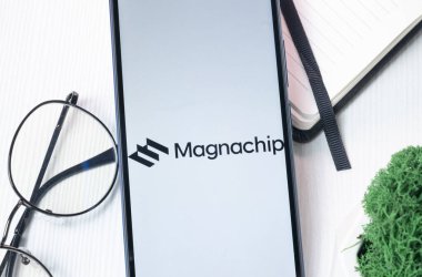 New York, ABD - 1 Ağustos 2024: Telefon Ekranında Magnachip Logosu, Ekranda Şirket Simgesi.