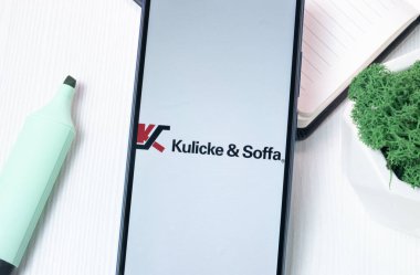 New York, ABD - 1 Ağustos 2024: Kulicke and Soffa Industries Logo on Phone Screen, Company Icon on Explay.