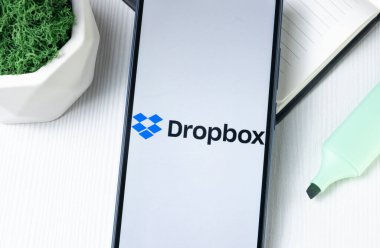 New York, ABD - 1 Ağustos 2024: Telefon Ekranında Dropbox Logosu, Ekranda Simge.