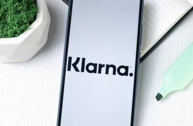 New York, ABD - 1 Ağustos 2024: Telefon Ekranında Klarna Logosu, Ekranda Simge.